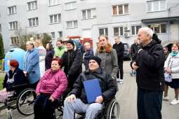 Mieszkańcy Domu wraz z opiekunami oczekujący rozpoczęcia Drogi Krzyżowej