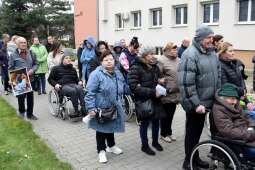 Uczestnicy nabożeństwa w trakcie przyjścia do kolejnej stacji