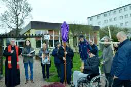 Asysta krzyża, kapłan na ostatniej stacji Drogi