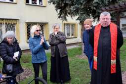 Dyrektor Domu wraz z kapelanami 