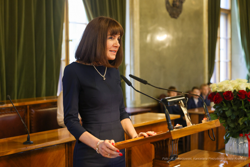 Laur Olimpijski, dyplomy, zdolni uczniowie, szkoły podstawowe, wręczenie, Buszek, Korfel-Jasińska  Autor: B. Świerzowski