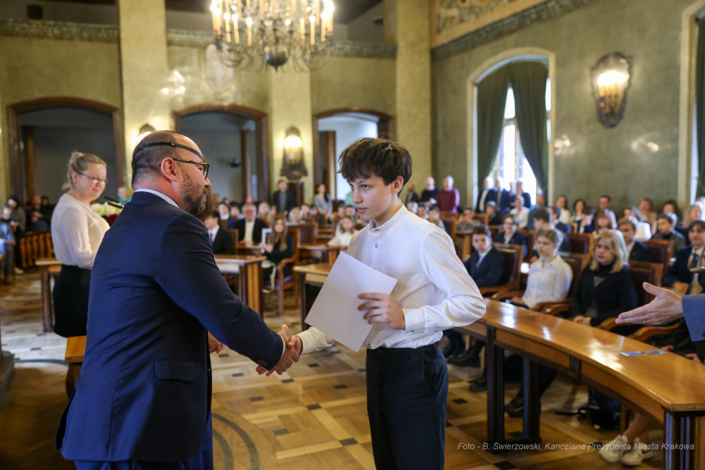 Laur Olimpijski, dyplomy, zdolni uczniowie, szkoły podstawowe, wręczenie, Buszek, Korfel-Jasińska  Autor: B. Świerzowski