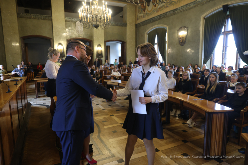 Laur Olimpijski, dyplomy, zdolni uczniowie, szkoły podstawowe, wręczenie, Buszek, Korfel-Jasińska  Autor: B. Świerzowski