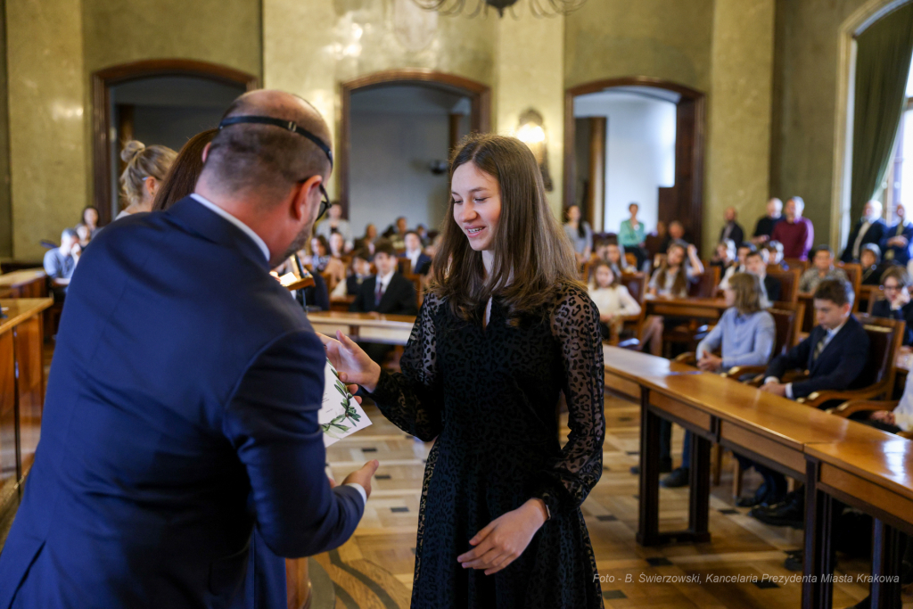 Laur Olimpijski, dyplomy, zdolni uczniowie, szkoły podstawowe, wręczenie, Buszek, Korfel-Jasińska  Autor: B. Świerzowski