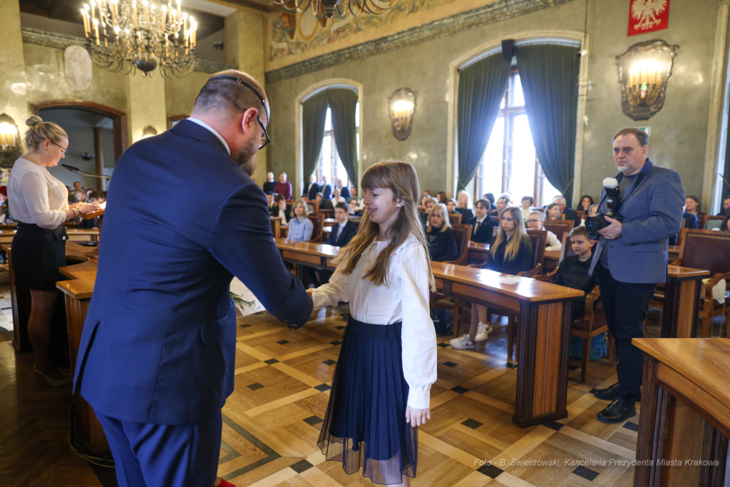 Laur Olimpijski, dyplomy, zdolni uczniowie, szkoły podstawowe, wręczenie, Buszek, Korfel-Jasińska  Autor: B. Świerzowski