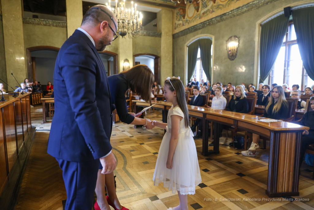 Laur Olimpijski, dyplomy, zdolni uczniowie, szkoły podstawowe, wręczenie, Buszek, Korfel-Jasińska  Autor: B. Świerzowski