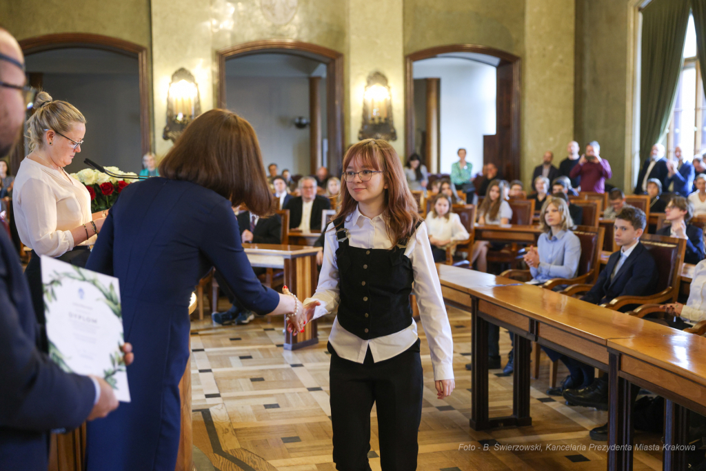 Laur Olimpijski, dyplomy, zdolni uczniowie, szkoły podstawowe, wręczenie, Buszek, Korfel-Jasińska  Autor: B. Świerzowski