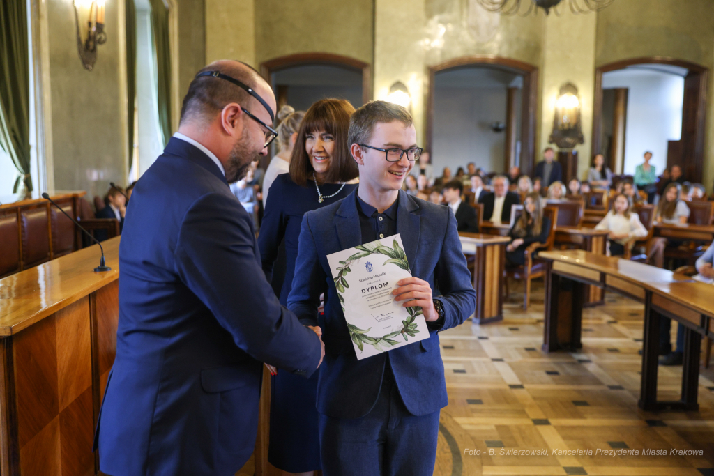 Laur Olimpijski, dyplomy, zdolni uczniowie, szkoły podstawowe, wręczenie, Buszek, Korfel-Jasińska  Autor: B. Świerzowski