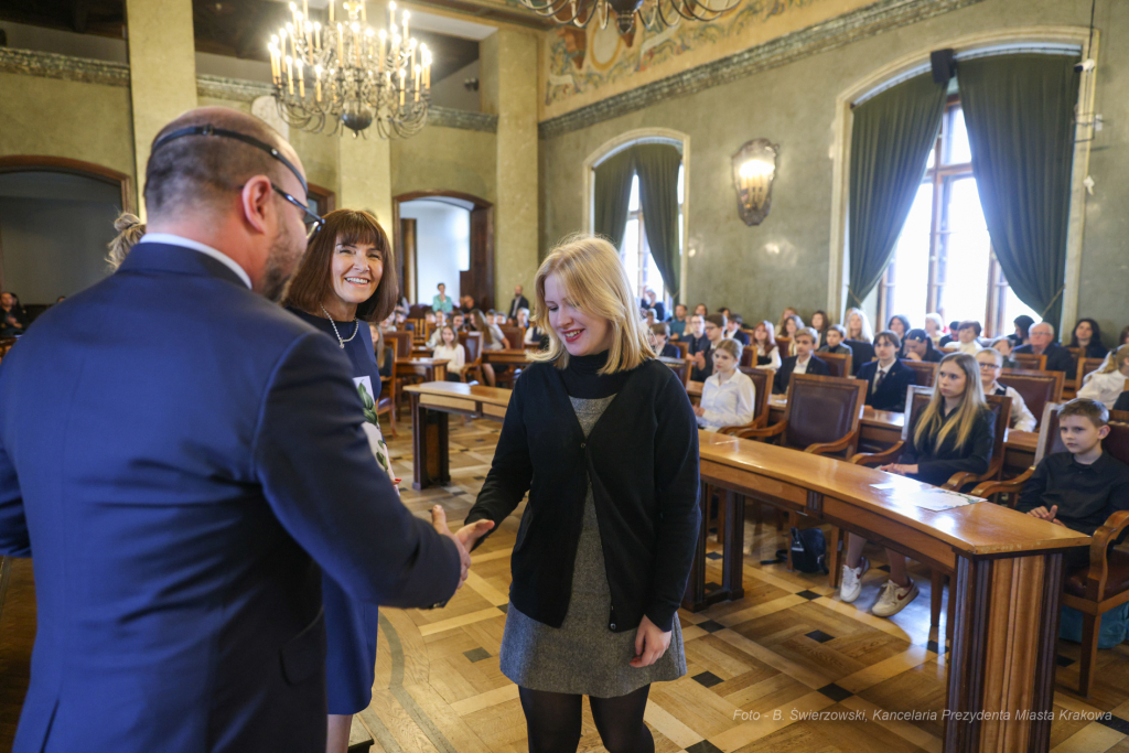Laur Olimpijski, dyplomy, zdolni uczniowie, szkoły podstawowe, wręczenie, Buszek, Korfel-Jasińska  Autor: B. Świerzowski