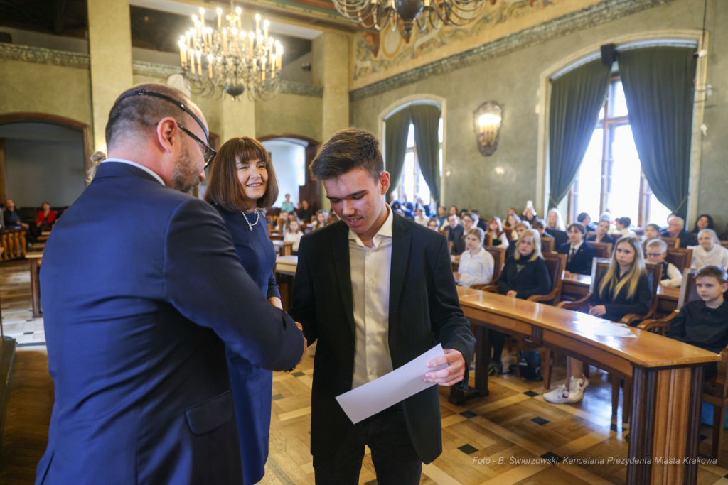 Laur Olimpijski, dyplomy, zdolni uczniowie, szkoły podstawowe, wręczenie, Buszek, Korfel-Jasińska  Autor: B. Świerzowski