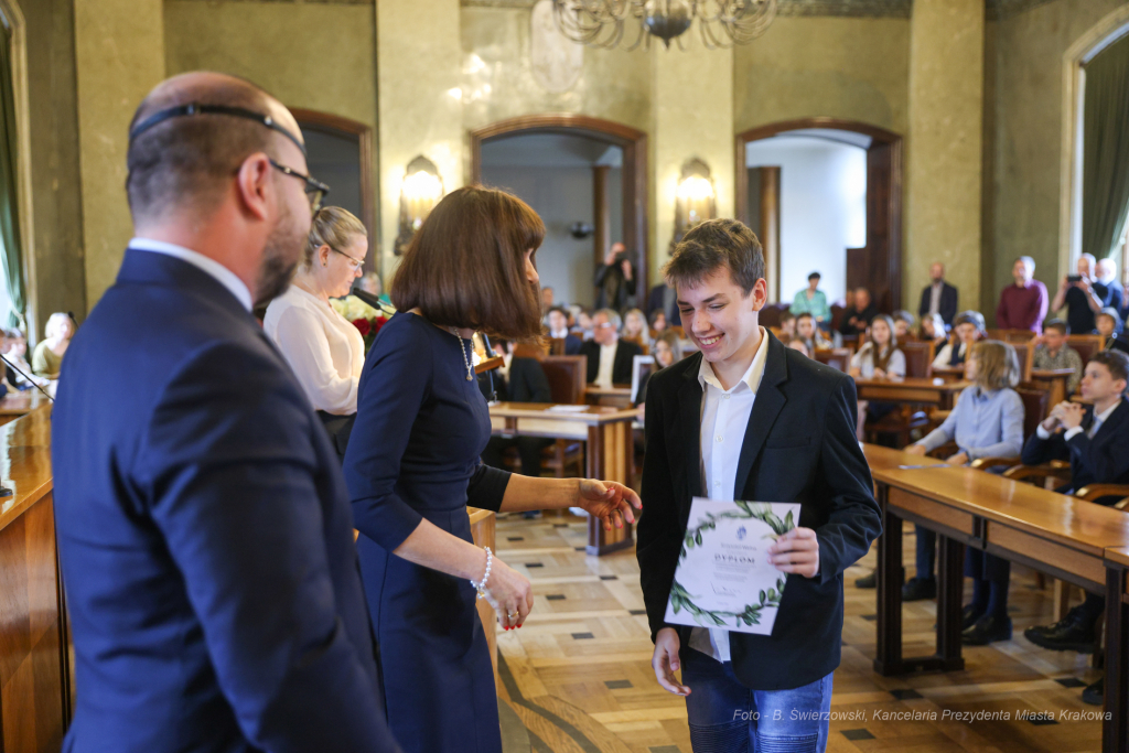 Laur Olimpijski, dyplomy, zdolni uczniowie, szkoły podstawowe, wręczenie, Buszek, Korfel-Jasińska  Autor: B. Świerzowski