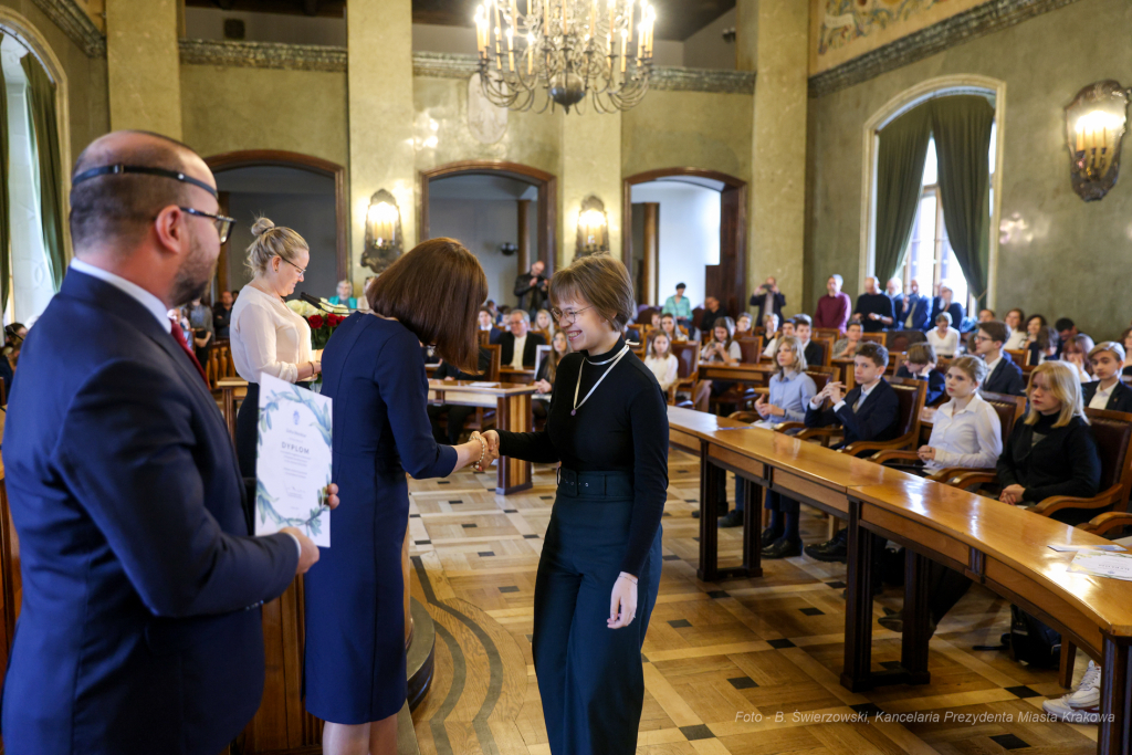 Laur Olimpijski, dyplomy, zdolni uczniowie, szkoły podstawowe, wręczenie, Buszek, Korfel-Jasińska  Autor: B. Świerzowski