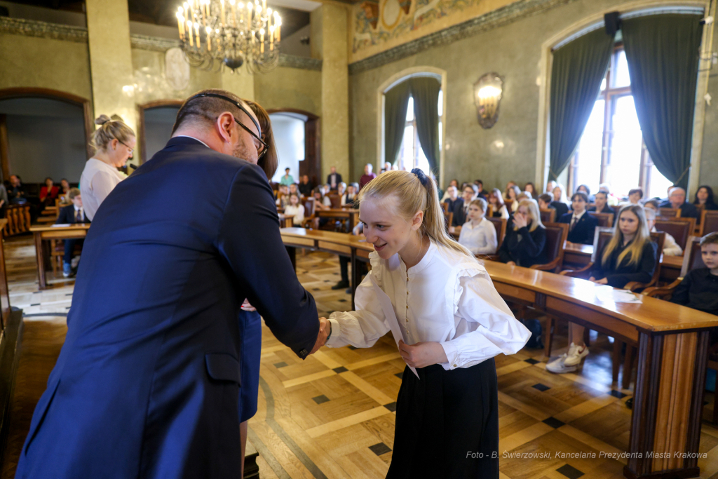 Laur Olimpijski, dyplomy, zdolni uczniowie, szkoły podstawowe, wręczenie, Buszek, Korfel-Jasińska  Autor: B. Świerzowski