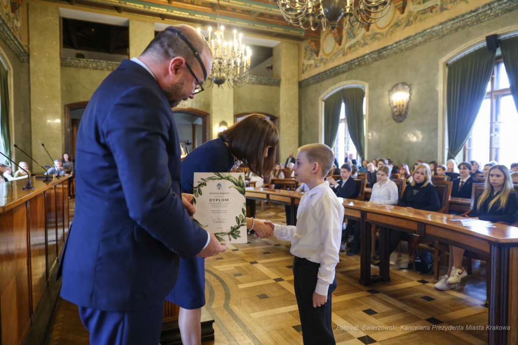 Laur Olimpijski, dyplomy, zdolni uczniowie, szkoły podstawowe, wręczenie, Buszek, Korfel-Jasińska  Autor: B. Świerzowski