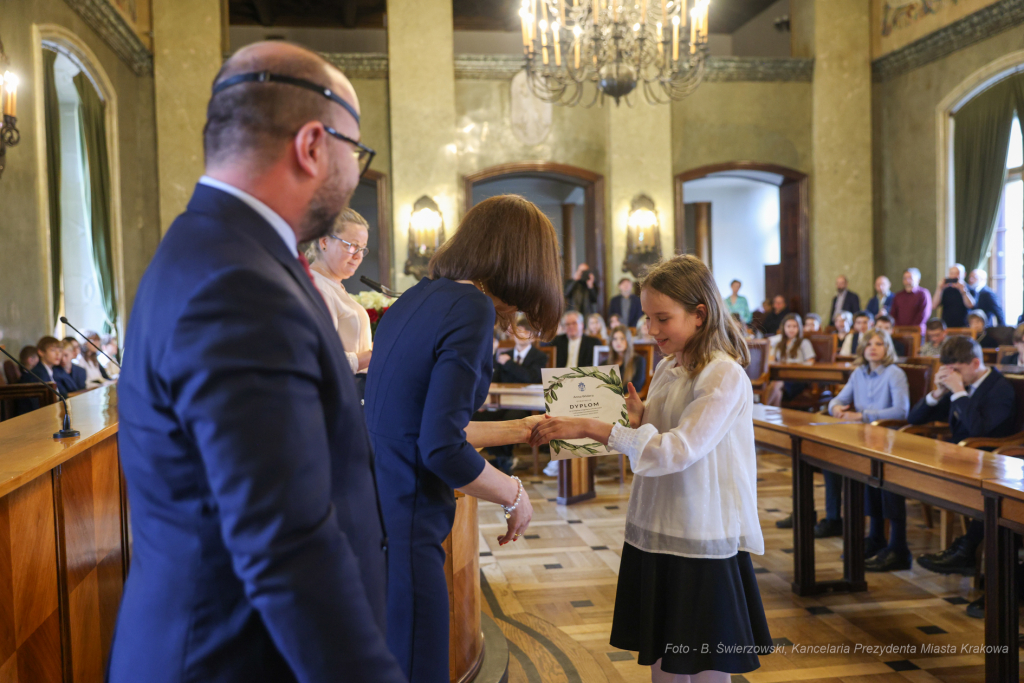 Laur Olimpijski, dyplomy, zdolni uczniowie, szkoły podstawowe, wręczenie, Buszek, Korfel-Jasińska  Autor: B. Świerzowski
