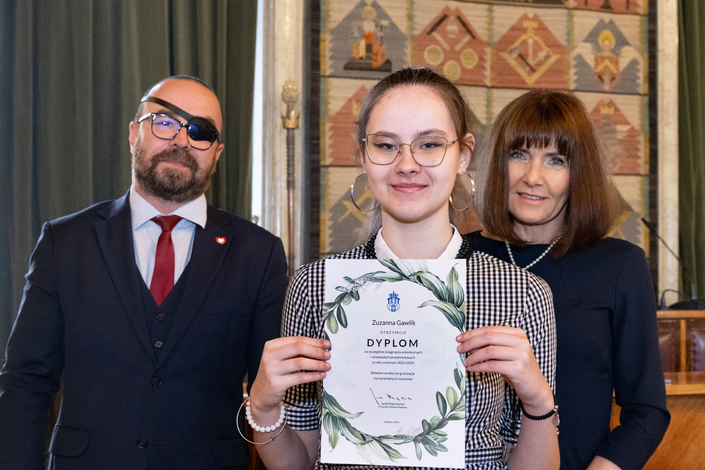 Laur Olimpijski, dyplomy, zdolni uczniowie, szkoły podstawowe, wręczenie, Buszek, Korfel-Jasińska  Autor: P. Wojnarowski