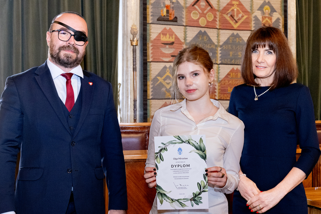 Laur Olimpijski, dyplomy, zdolni uczniowie, szkoły podstawowe, wręczenie, Buszek, Korfel-Jasińska  Autor: P. Wojnarowski