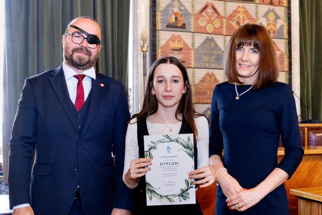 Laur Olimpijski, dyplomy, zdolni uczniowie, szkoły podstawowe, wręczenie, Buszek, Korfel-Jasińska  Autor: P. Wojnarowski