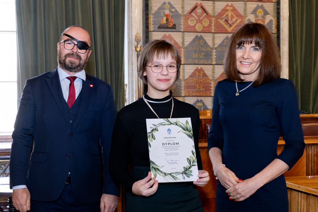 Laur Olimpijski, dyplomy, zdolni uczniowie, szkoły podstawowe, wręczenie, Buszek, Korfel-Jasińska  Autor: P. Wojnarowski