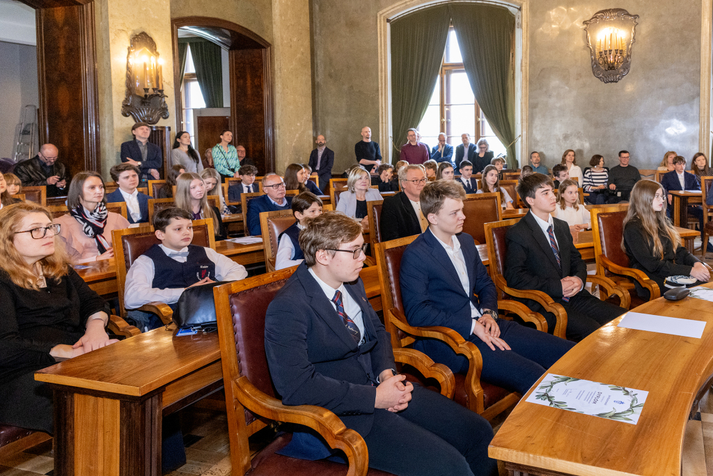 Laur Olimpijski, dyplomy, zdolni uczniowie, szkoły podstawowe, wręczenie, Buszek, Korfel-Jasińska  Autor: P. Wojnarowski