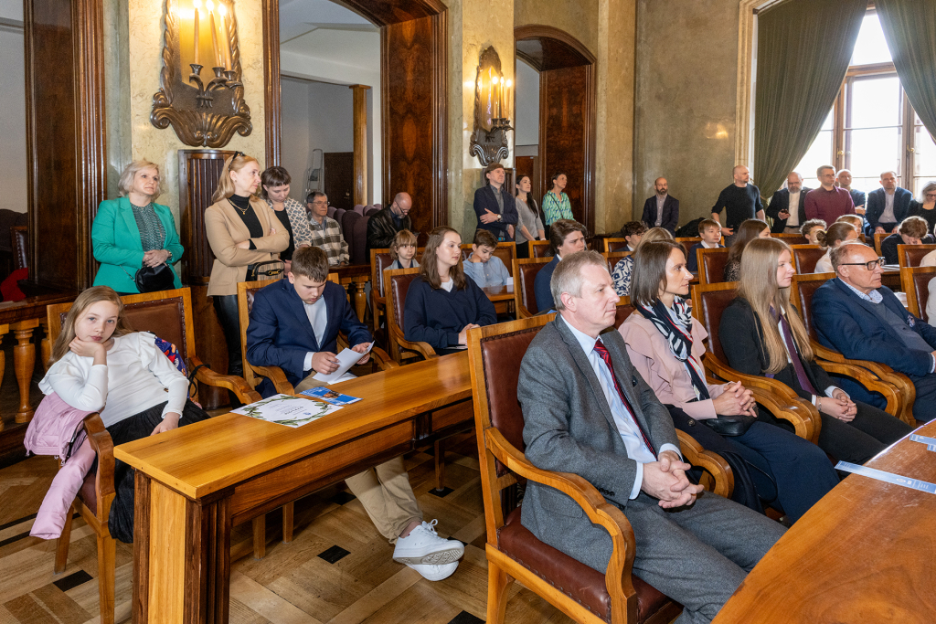 Laur Olimpijski, dyplomy, zdolni uczniowie, szkoły podstawowe, wręczenie, Buszek, Korfel-Jasińska  Autor: P. Wojnarowski