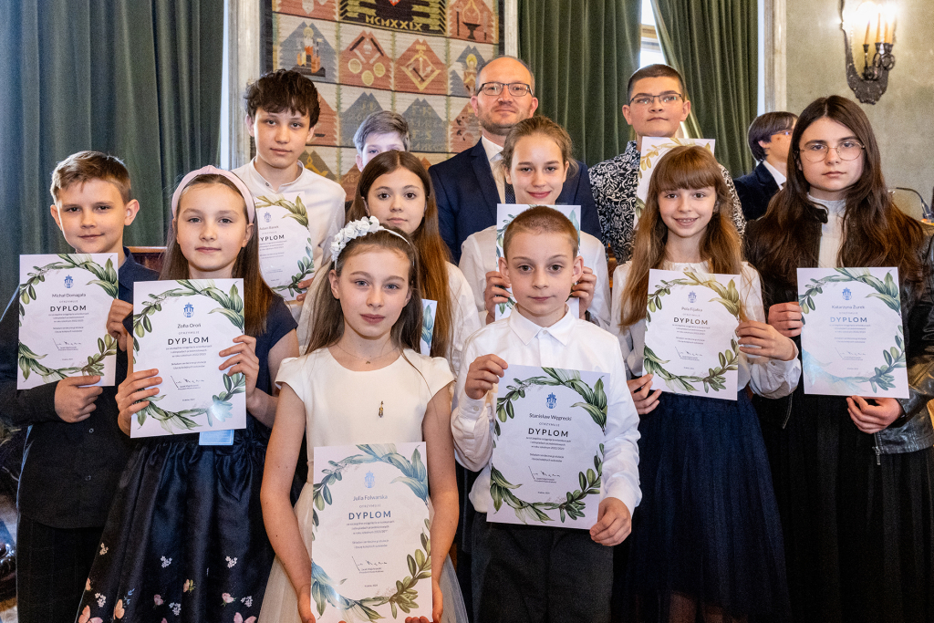 Laur Olimpijski, dyplomy, zdolni uczniowie, szkoły podstawowe, wręczenie, Buszek, Korfel-Jasińska  Autor: P. Wojnarowski