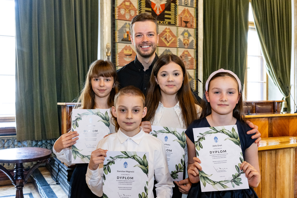 Laur Olimpijski, dyplomy, zdolni uczniowie, szkoły podstawowe, wręczenie, Buszek, Korfel-Jasińska  Autor: P. Wojnarowski