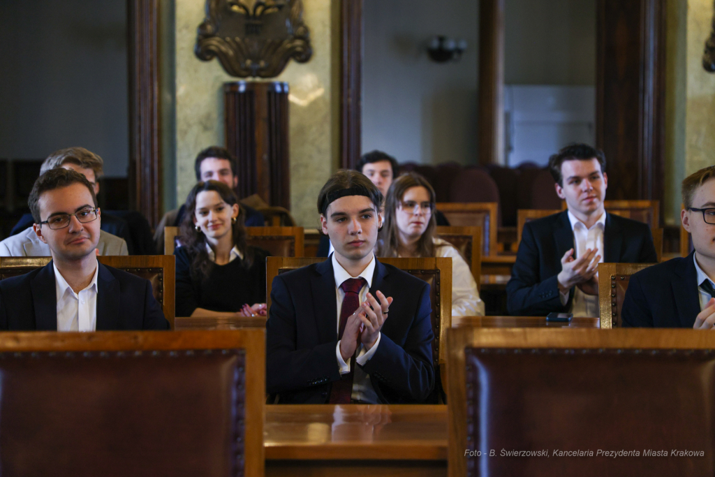 Laur Olimpijski, dyplomy, zdolni uczniowie, szkoły podstawowe, wręczenie, Buszek, Korfel-Jasińska  Autor: B. Świerzowski