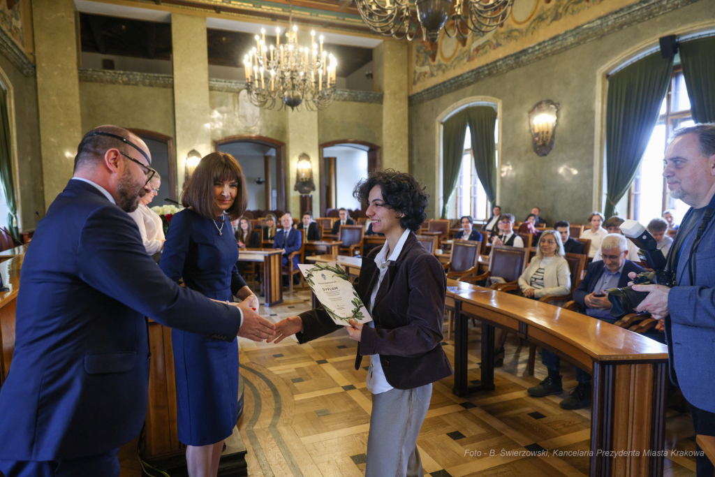 Laur Olimpijski, dyplomy, zdolni uczniowie, szkoły podstawowe, wręczenie, Buszek, Korfel-Jasińska  Autor: B. Świerzowski