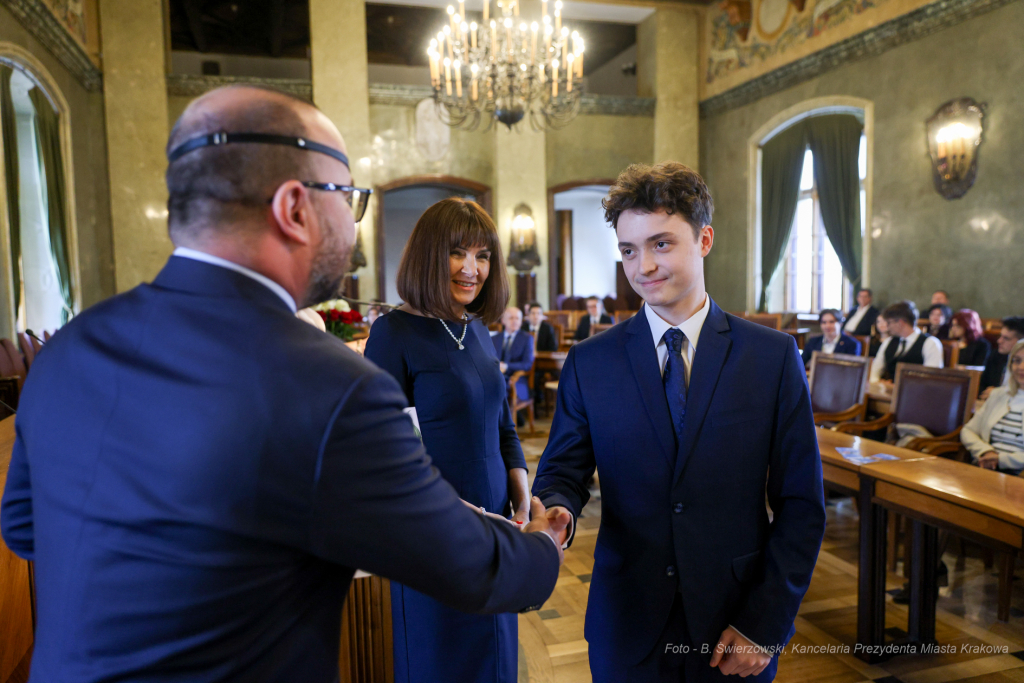 Laur Olimpijski, dyplomy, zdolni uczniowie, szkoły podstawowe, wręczenie, Buszek, Korfel-Jasińska  Autor: B. Świerzowski