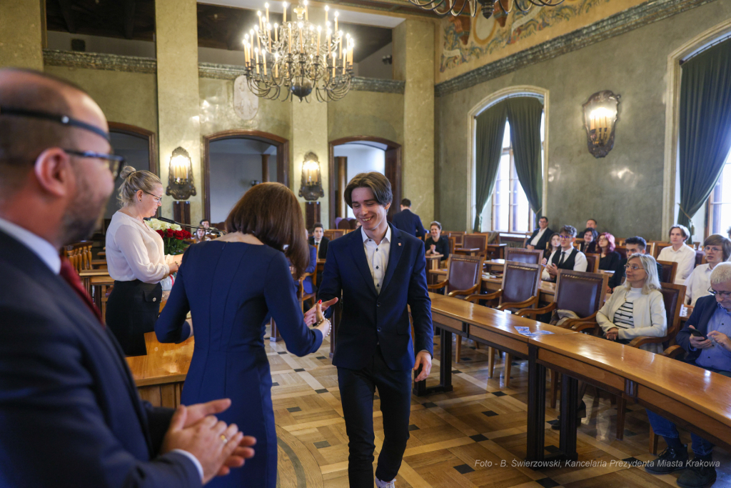 Laur Olimpijski, dyplomy, zdolni uczniowie, szkoły podstawowe, wręczenie, Buszek, Korfel-Jasińska  Autor: B. Świerzowski