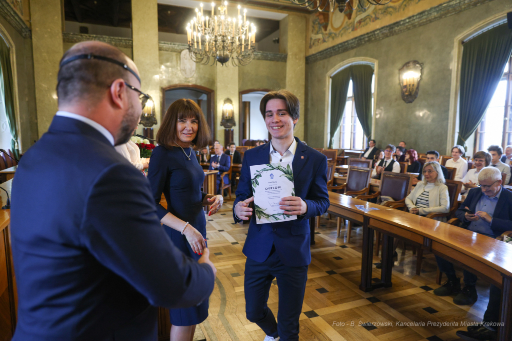 Laur Olimpijski, dyplomy, zdolni uczniowie, szkoły podstawowe, wręczenie, Buszek, Korfel-Jasińska  Autor: B. Świerzowski