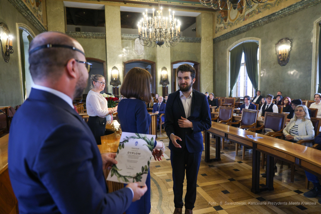 Laur Olimpijski, dyplomy, zdolni uczniowie, szkoły podstawowe, wręczenie, Buszek, Korfel-Jasińska  Autor: B. Świerzowski