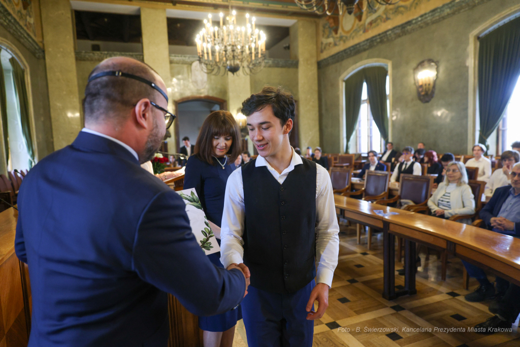 Laur Olimpijski, dyplomy, zdolni uczniowie, szkoły podstawowe, wręczenie, Buszek, Korfel-Jasińska  Autor: B. Świerzowski