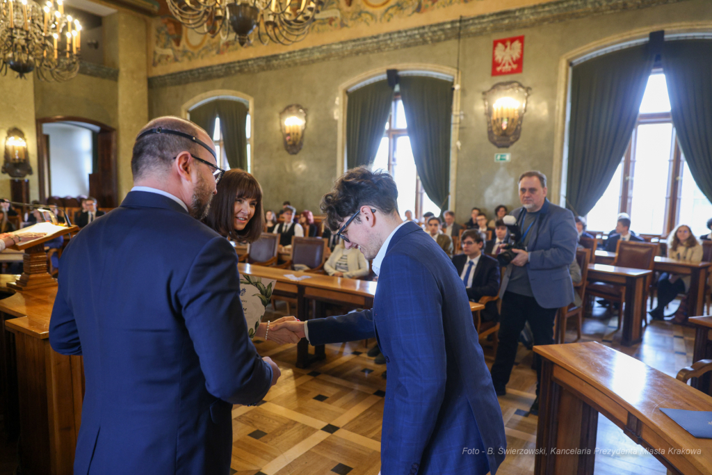 Laur Olimpijski, dyplomy, zdolni uczniowie, szkoły podstawowe, wręczenie, Buszek, Korfel-Jasińska  Autor: B. Świerzowski