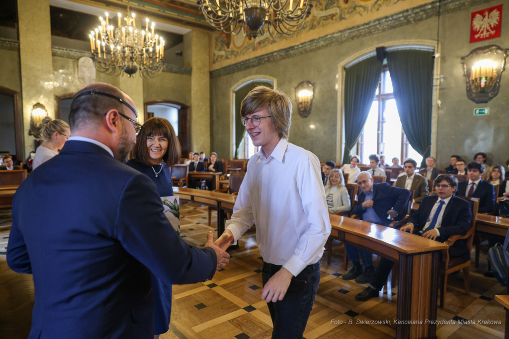 Laur Olimpijski, dyplomy, zdolni uczniowie, szkoły podstawowe, wręczenie, Buszek, Korfel-Jasińska  Autor: B. Świerzowski