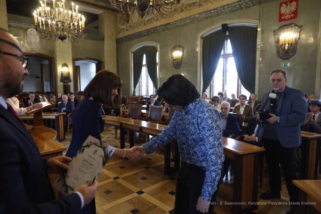 Laur Olimpijski, dyplomy, zdolni uczniowie, szkoły podstawowe, wręczenie, Buszek, Korfel-Jasińska  Autor: B. Świerzowski