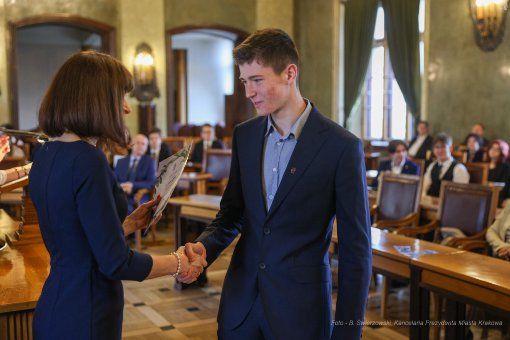 Laur Olimpijski, dyplomy, zdolni uczniowie, szkoły podstawowe, wręczenie, Buszek, Korfel-Jasińska  Autor: B. Świerzowski