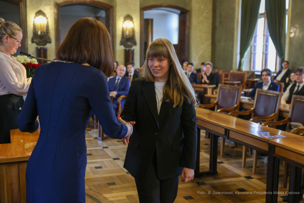 Laur Olimpijski, dyplomy, zdolni uczniowie, szkoły podstawowe, wręczenie, Buszek, Korfel-Jasińska  Autor: B. Świerzowski