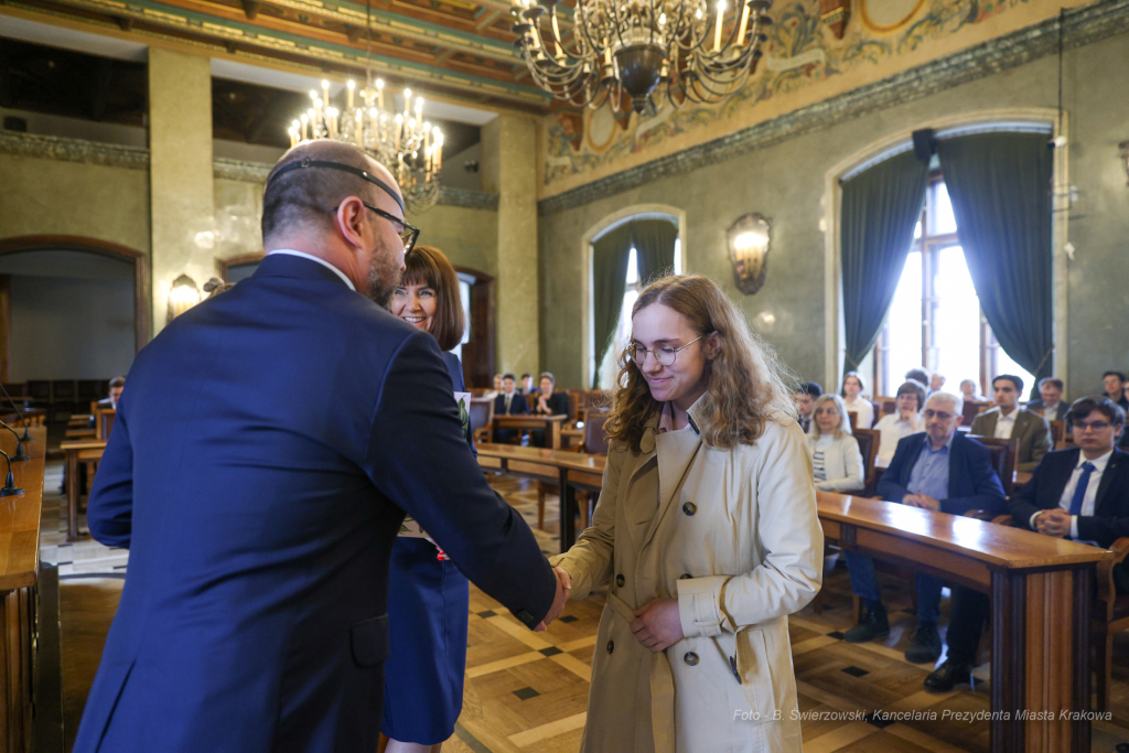 Laur Olimpijski, dyplomy, zdolni uczniowie, szkoły podstawowe, wręczenie, Buszek, Korfel-Jasińska  Autor: B. Świerzowski