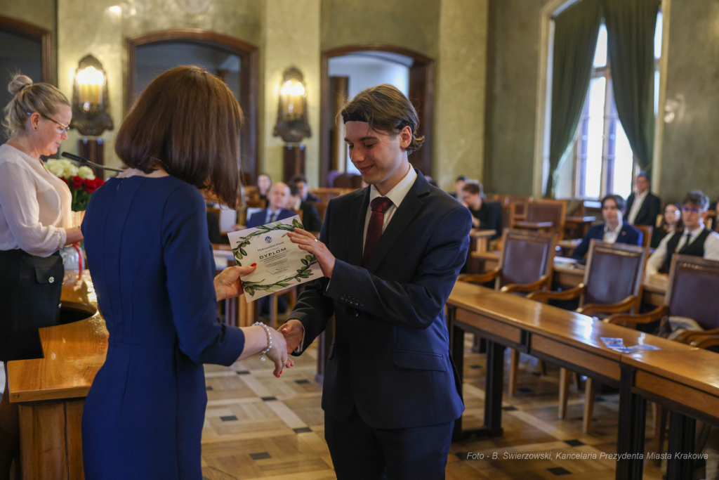 Laur Olimpijski, dyplomy, zdolni uczniowie, szkoły podstawowe, wręczenie, Buszek, Korfel-Jasińska  Autor: B. Świerzowski