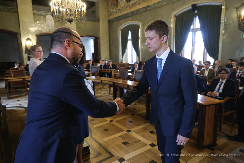 Laur Olimpijski, dyplomy, zdolni uczniowie, szkoły podstawowe, wręczenie, Buszek, Korfel-Jasińska  Autor: B. Świerzowski