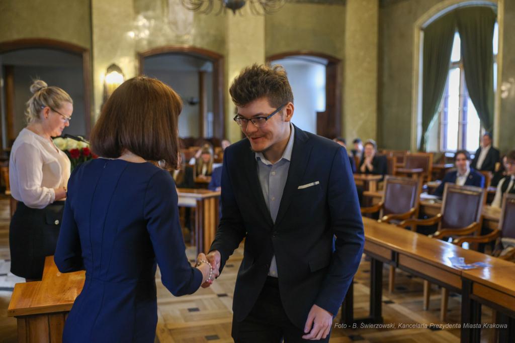 Laur Olimpijski, dyplomy, zdolni uczniowie, szkoły podstawowe, wręczenie, Buszek, Korfel-Jasińska  Autor: B. Świerzowski