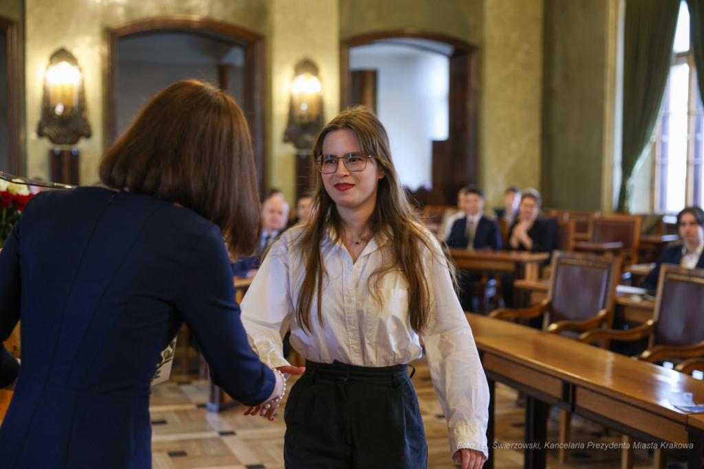 Laur Olimpijski, dyplomy, zdolni uczniowie, szkoły podstawowe, wręczenie, Buszek, Korfel-Jasińska  Autor: B. Świerzowski