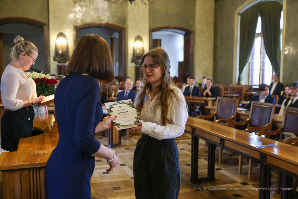 Laur Olimpijski, dyplomy, zdolni uczniowie, szkoły podstawowe, wręczenie, Buszek, Korfel-Jasińska  Autor: B. Świerzowski