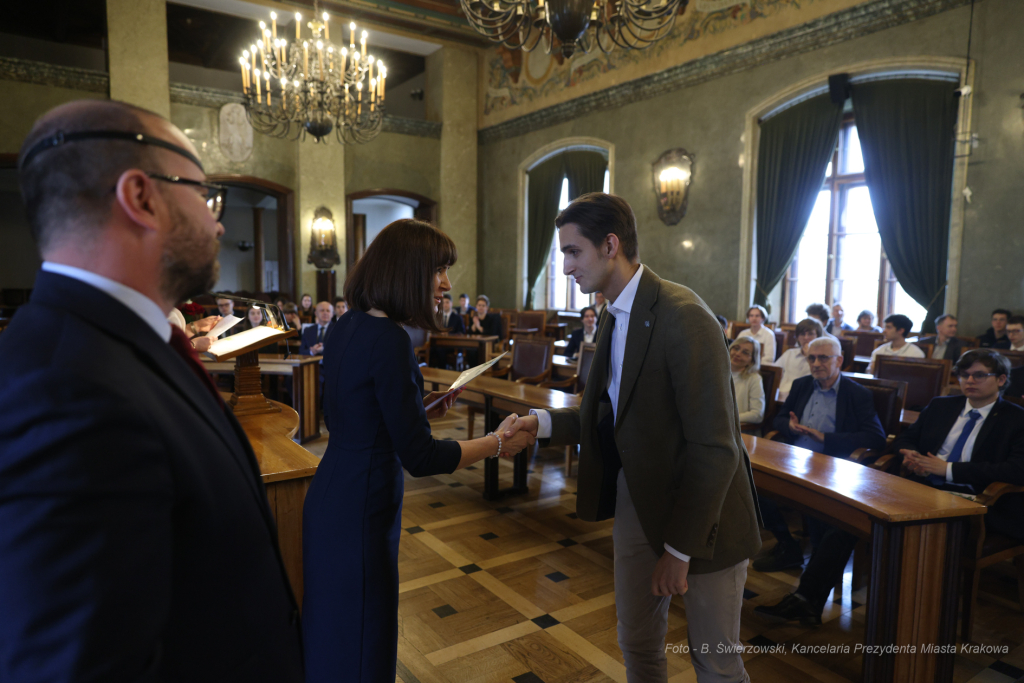 Laur Olimpijski, dyplomy, zdolni uczniowie, szkoły podstawowe, wręczenie, Buszek, Korfel-Jasińska  Autor: B. Świerzowski