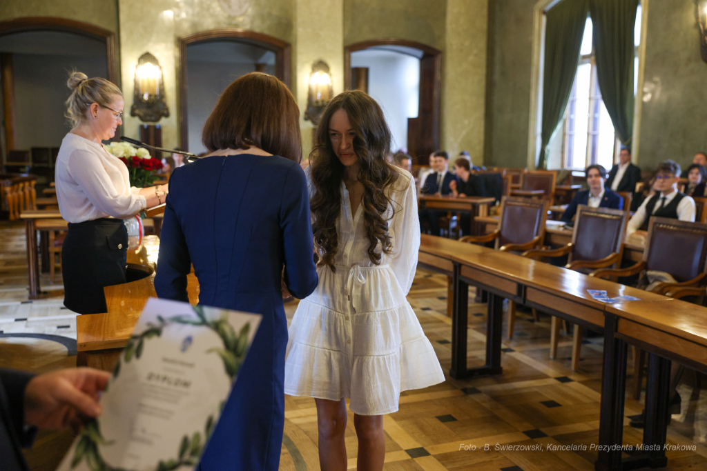 Laur Olimpijski, dyplomy, zdolni uczniowie, szkoły podstawowe, wręczenie, Buszek, Korfel-Jasińska  Autor: B. Świerzowski