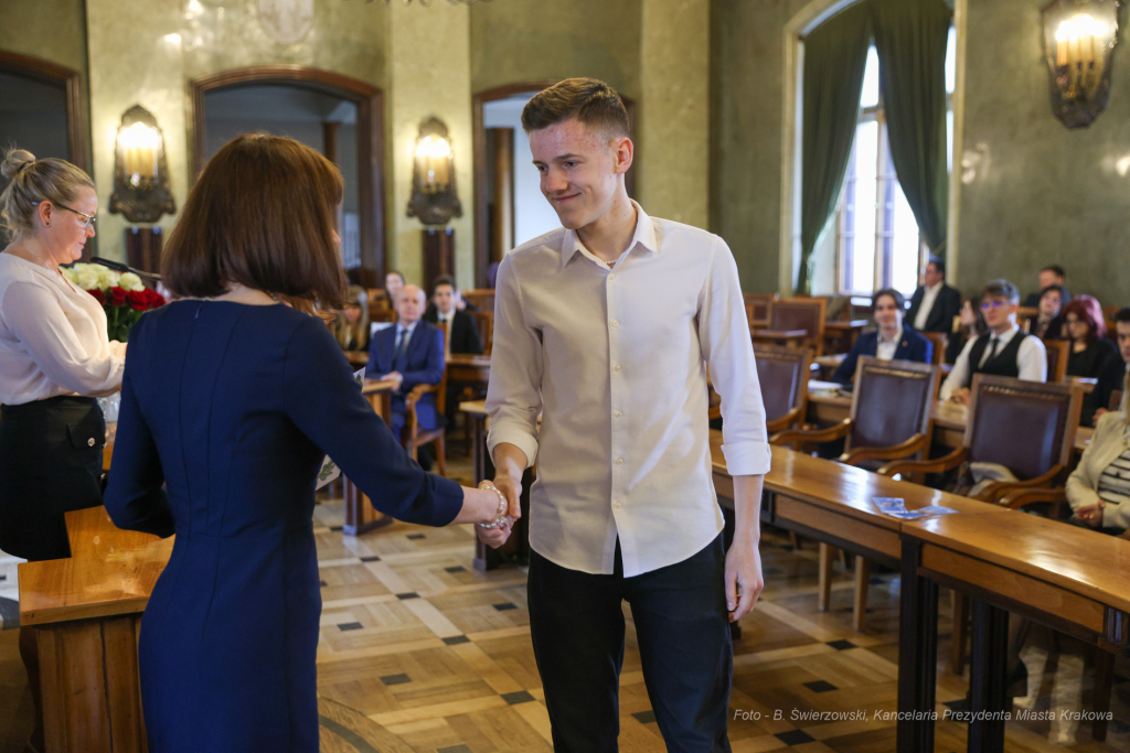 Laur Olimpijski, dyplomy, zdolni uczniowie, szkoły podstawowe, wręczenie, Buszek, Korfel-Jasińska  Autor: B. Świerzowski