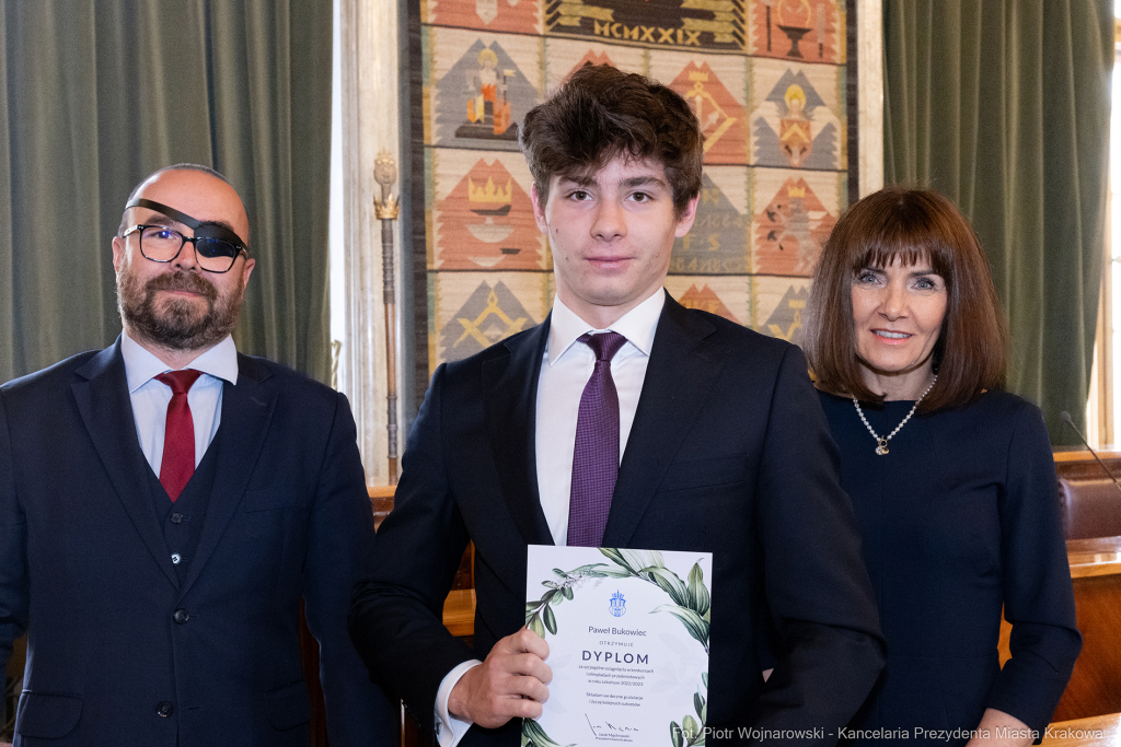 Laur Olimpijski, dyplomy, zdolni uczniowie, szkoły ponadpodstawowe, wręczenie, Buszek, Korfel-Jasi  Autor: P. Wojnarowski