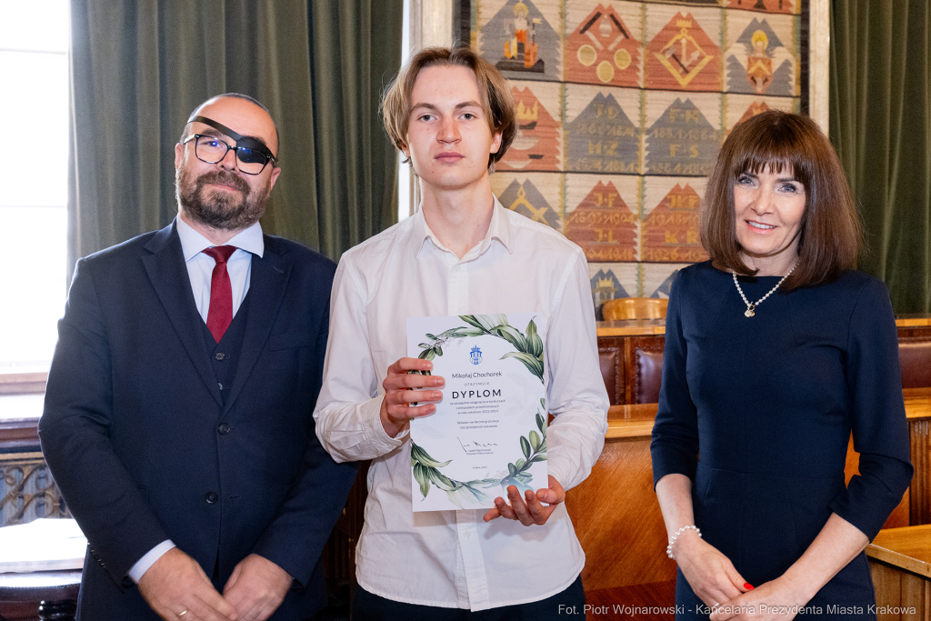 Laur Olimpijski, dyplomy, zdolni uczniowie, szkoły ponadpodstawowe, wręczenie, Buszek, Korfel-Jasi  Autor: P. Wojnarowski